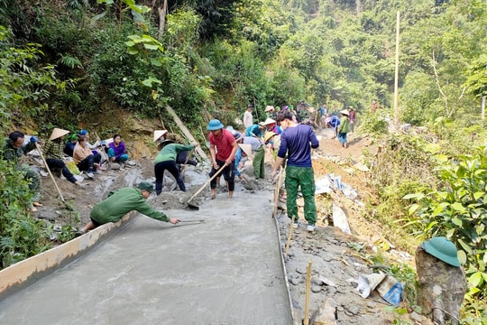 Bản biên giới rẻo cao xứ Nghệ góp cát, sỏi, ngày công làm đường bê tông