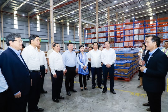 Các đồng chí Ủy viên dự khuyết Ban Chấp hành Trung ương Đảng khảo sát chuỗi dự án nông nghiệp ứng dụng công nghệ cao tại huyện Nghĩa Đàn