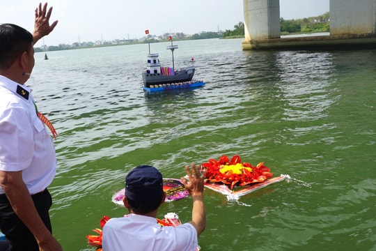 Thả hoa đăng tưởng nhớ 64 liệt sĩ Gạc Ma