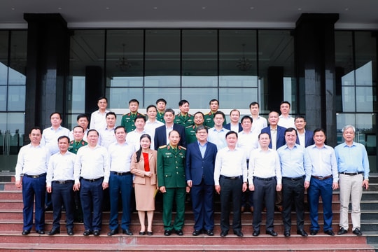 Các đồng chí Ủy viên dự khuyết Ban Chấp hành Trung ương Đảng khóa XIII thăm, làm việc tại Bộ Tư lệnh Quân khu 4