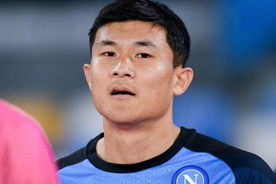 Sao Hàn Quốc được khen là trung vệ hay nhất thế giới