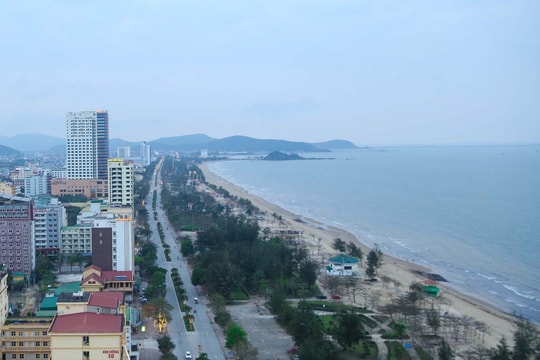 Cầu thị nhận lỗi khi để ‘sạn’ bên lề vòng Bán kết Lễ hội Áo dài Hoa cúc biển thị xã Cửa Lò