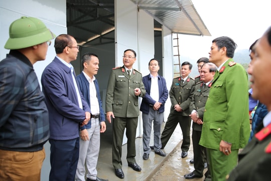 Giám đốc Công an tỉnh kiểm tra tiến độ, chỉ đạo việc triển khai xây dựng nhà ở cho hộ nghèo tại Kỳ Sơn và Tương Dương