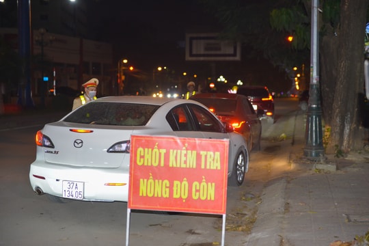 Xem Cảnh sát TP Vinh xuyên đêm xử lý vi phạm nồng độ cồn 