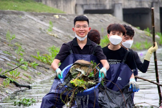 Nghệ An Xanh - Nhóm bạn trẻ gen Z tình nguyện dọn rác, làm sạch môi trường