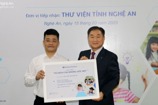 Trao tặng 'Tủ sách của những ước mơ' cho Thư viện tỉnh Nghệ An