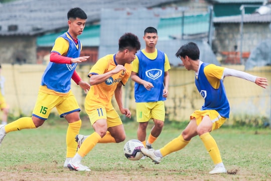 'Soi chân' các cầu thủ U19 Sông Lam Nghệ An
