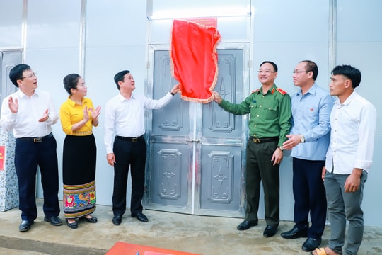 Bí thư Tỉnh ủy Nghệ An bàn giao những căn nhà đầu tiên trong chương trình hỗ trợ xây dựng nhà cho người nghèo, người có khó khăn về nhà ở