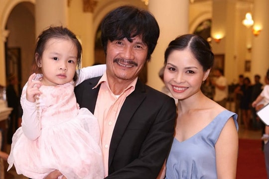 Diễn viên Công Ninh làm cha ở tuổi 51, viên mãn bên vợ kém tuổi