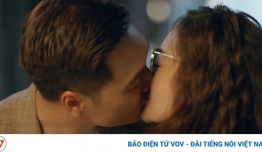 'Bi hài' phía sau những nụ hôn của Thùy Anh – Mạnh Trường trong 'Đừng nói khi yêu'