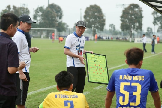 'U17 Sông Lam Nghệ An sẽ vượt qua U17 Hà Nội ở tứ kết' 