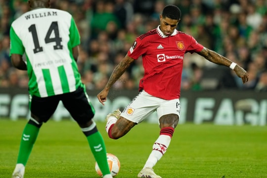 Man Utd gặp Sevilla ở tứ kết Europa League; Tiền vệ U23 Việt Nam đứng trước nguy cơ thất nghiệp