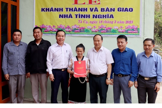 Tòa án nhân dân hai cấp tỉnh Nghệ An trao nhà tình nghĩa cho hộ nghèo ở Kỳ Sơn