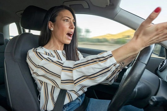 Vì sao ô tô điện mau phải sạc pin hơn so với quảng cáo?