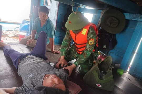 Kịp thời cứu nạn 4 ngư dân Nghệ An trong sự cố chìm tàu