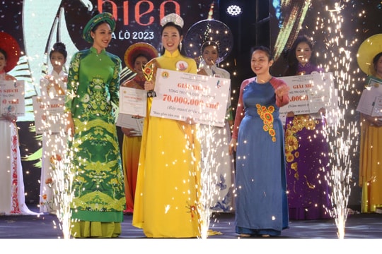 Lung linh Đêm Chung kết Lễ hội Áo dài hoa cúc biển Cửa Lò năm 2023