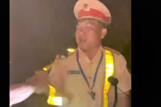 Khởi tố tài xế 'thông chốt' kiểm soát, giật bảng tên CSGT