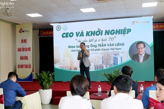 Hàng trăm sinh viên tham dự buổi trò chuyện về khởi nghiệp 'Ta cần biết gì ở tuổi 20'