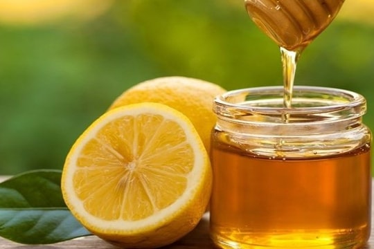 Vì sao nên uống một ly chanh tươi và mật ong vào buổi sáng?