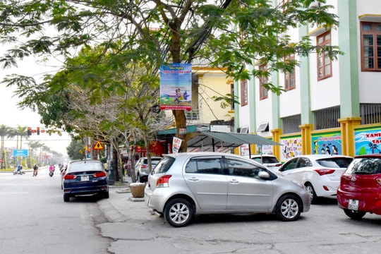 Muôn kiểu lấn chiếm vỉa hè ở thành phố Vinh