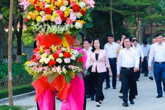 Bộ trưởng Bộ Y tế Đào Hồng Lan dâng hoa, dâng hương tại Khu Di tích Kim Liên