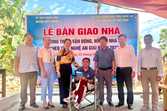 Ngành Văn hóa và Thể thao trao nhà tình nghĩa cho đồng bào tại huyện Quế Phong 