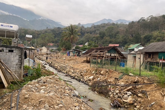 Người dân vùng lũ quét Kỳ Sơn mong chờ được đến nơi ở mới an toàn