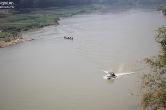 Tìm kiếm người phụ nữ nghi nhảy cầu Rỏi