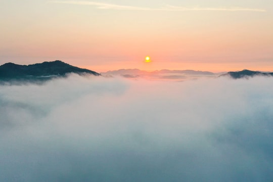 Đón bình minh huyền ảo trên đỉnh Trường Sơn Đông