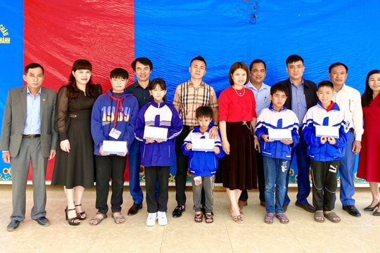 Diễn Châu: Trao 180 triệu đồng học bổng ‘Cùng em vượt khó đến trường’