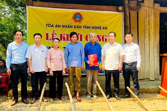 Tòa án nhân dân tỉnh hỗ trợ xây dựng nhà tình nghĩa cho 2 hộ nghèo ở Quỳ Châu 