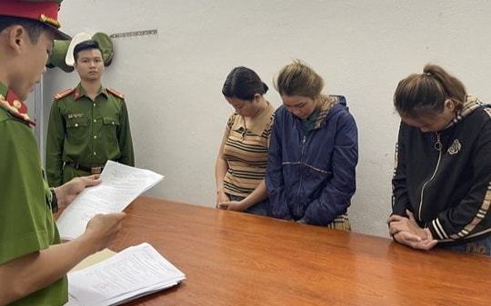 Ba 'chị đẹp' giả danh bác sĩ để lừa bán thuốc rởm