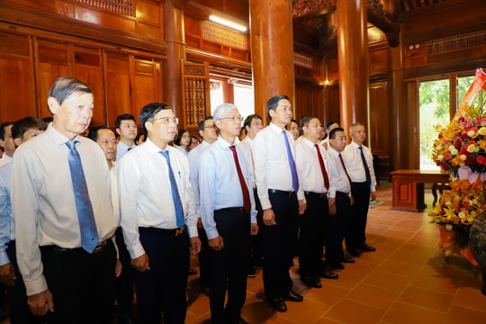 Đoàn đại biểu Hội nghị tổng kết Chương trình phát triển kinh tế - xã hội giữa TP. Hồ Chí Minh và các tỉnh dâng hương tưởng niệm Chủ tịch Hồ Chí Minh