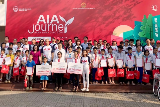 Chương trình 'Hành trình cuộc sống' trao tặng 200 xe đạp, Hợp đồng Bảo hiểm cho trẻ em nghèo ở Nghệ An