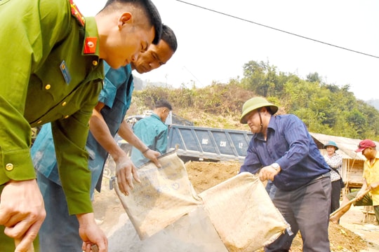  Cán bộ, người dân Kỳ Sơn gấp rút hoàn thành 500 ngôi nhà tặng người nghèo