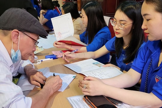 Thanh niên tình nguyện hỗ trợ người dân điều chỉnh thông tin 'bìa đất' miễn phí