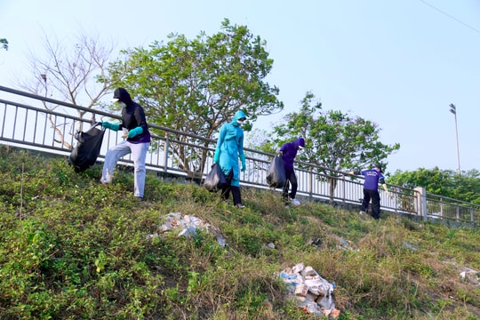 Những bạn trẻ 'đội nắng' gom rác trên đê Hưng Hòa (TP. Vinh)
