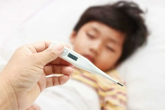 Làm gì khi trẻ sốt cao khó hạ?