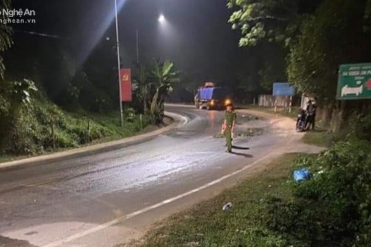 Xe máy va chạm xe tải, 2 người thương vong