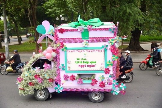Chuyến xe cổ tích với hộp quà khổng lồ đang đến với trẻ em miền Trung