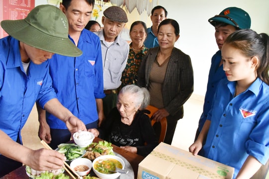 'Bữa cơm yêu thương' mang sắc xanh tuổi trẻ