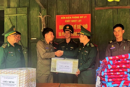 Tặng quà, chúc Tết Bunpimay Đại đội Biên phòng 217 (Hủa Phăn, Lào)