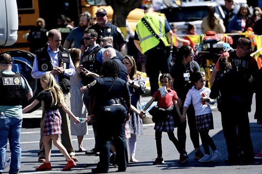 Một phụ nữ xả súng tại trường tiểu học Mỹ, nhiều người thiệt mạng