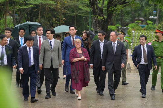 Cựu Tổng thống Chile dâng hoa, dâng hương tưởng niệm Chủ tịch Hồ Chí Minh tại Khu Di tích Kim Liên