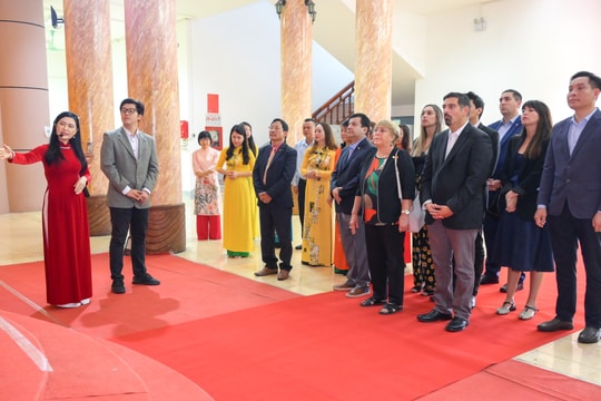 Bà Michelle Bachelet - cựu Tổng thống Chile thăm Bảo tàng Nghệ An