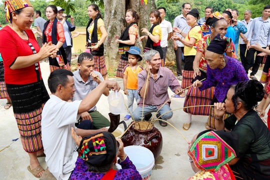 Trải nghiệm vẻ đẹp bản Thái bên dòng sông Con