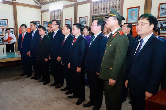 Lãnh đạo tỉnh Nghệ An dâng hương tưởng niệm Chủ tịch Hồ Chí Minh, Tổng Bí thư Nguyễn Văn Linh, bà Hoàng Thị Loan tại Hưng Yên