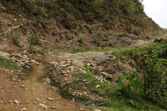 Tuyến đường gần 200 tỷ đồng phục vụ hơn 100 hộ dân đầu tư dở dang xong bỏ đó