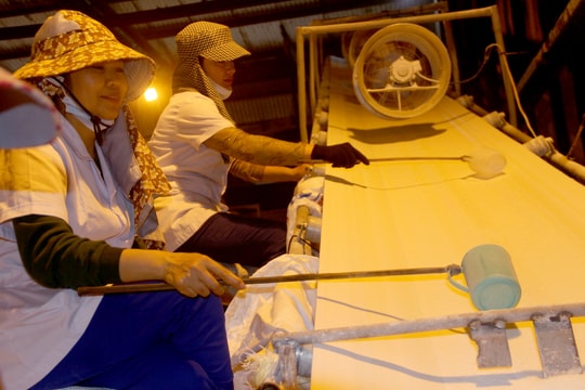 Cận cảnh sản xuất đường trắng tại Nhà máy Mía đường Sông Con 