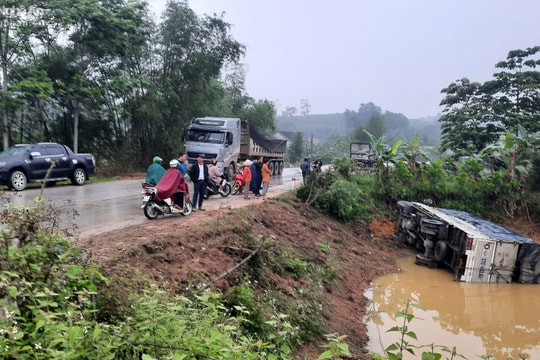 Xe tải mất lái lao xuống ao lúc nửa đêm